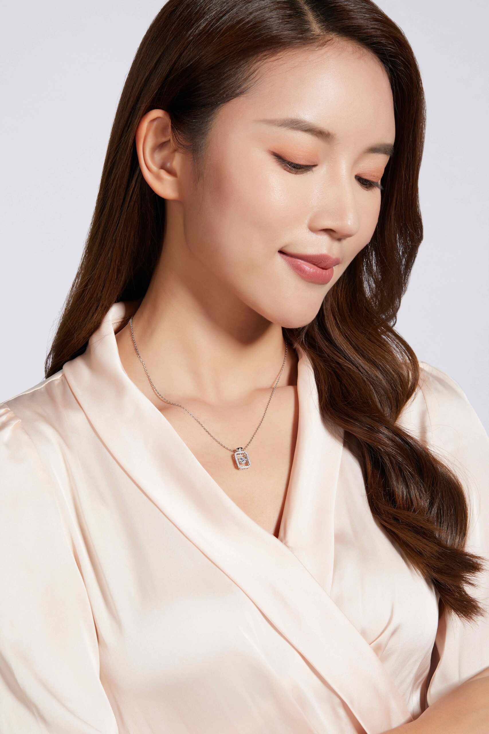 098ae2d3-bb7d-4fbd-b604-0c4f141e9040.jpg Set With Top-quality Moissanite, This Luxurious And Fashionable Light Luxury Trend Jewelry Necklace Pendant Is Made Of S925 Silver Electroplated With Platinum