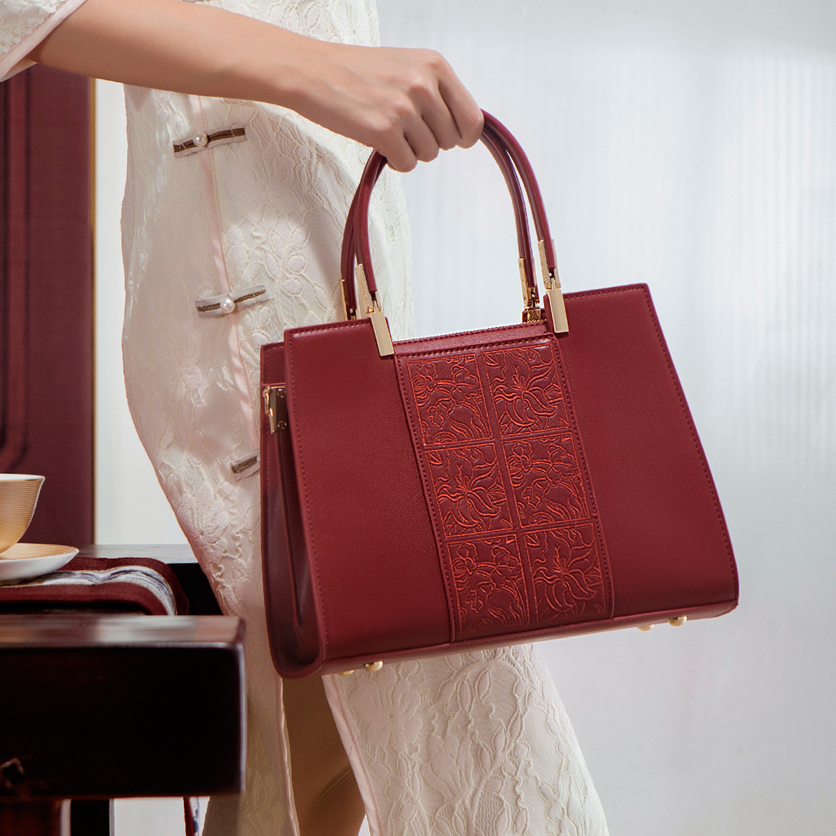 0c218719-24e6-4f47-94b9-2c90258d33fe The Perfect Fashion Choice For Sophisticated Women A High-end Red Handbag - View 4