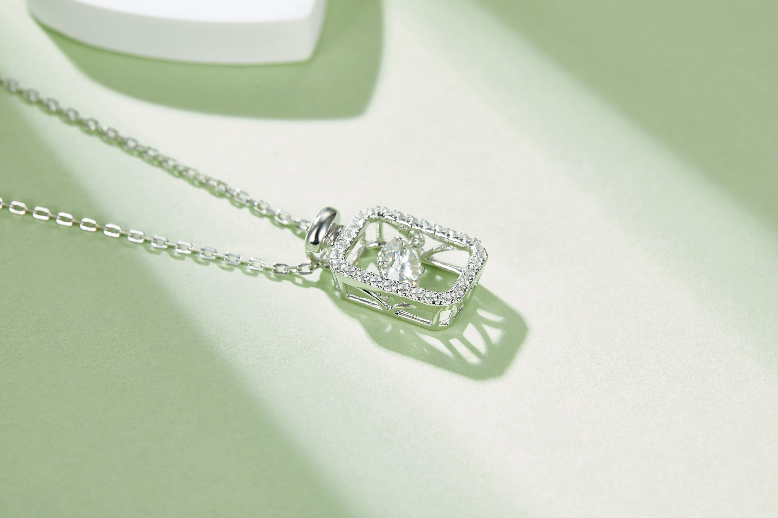 0efdd2de-1d8e-48b2-81ab-4efc1d939f47.jpg Set With Top-quality Moissanite, This Luxurious And Fashionable Light Luxury Trend Jewelry Necklace Pendant Is Made Of S925 Silver Electroplated With Platinum