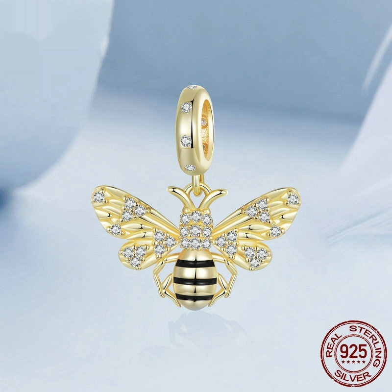 1a2c754b-dc54-4c9a-9baf-7612625937fd_fine.jpeg Original Gold-plated Delicate Bee Pendant Jewelry