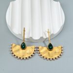 Retro Light-Luxury Gold Fan-Blade Pearl Stud Earrings - View 1