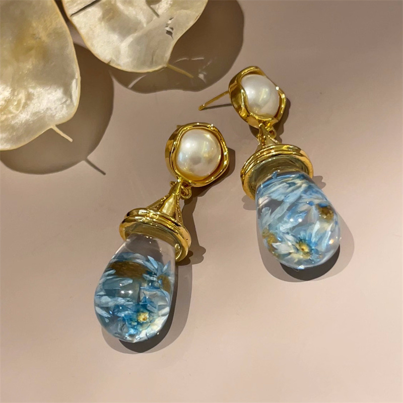 58631e57-e34c-4c3b-8c6b-66b523e528f5 Colorful Dried Flower Amber Earrings - View 1