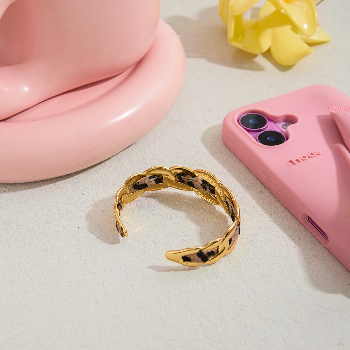 67269450-a6ff-4263-972b-cee644c5bb76 Vintage Leopard-Print Womens Bracelet In 18K Gold And Stainless Steel - View 5