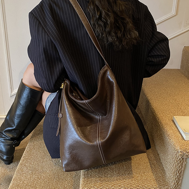 71fa0031-8170-49fb-a322-45ed56d67254 Large-capacity Textured Soft Leather Bag In A Korean-style Single-shoulder Design - View 5