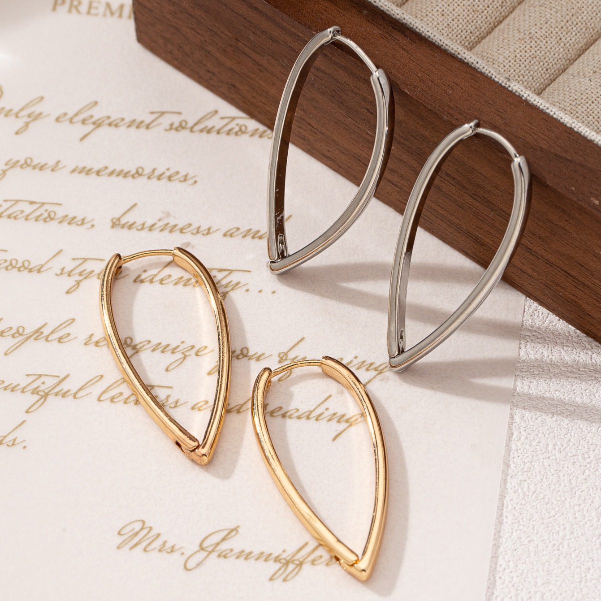 7549b4e6-049a-4cda-bb75-b4a3e4a7fe87 womens minimalist stylish - View 4