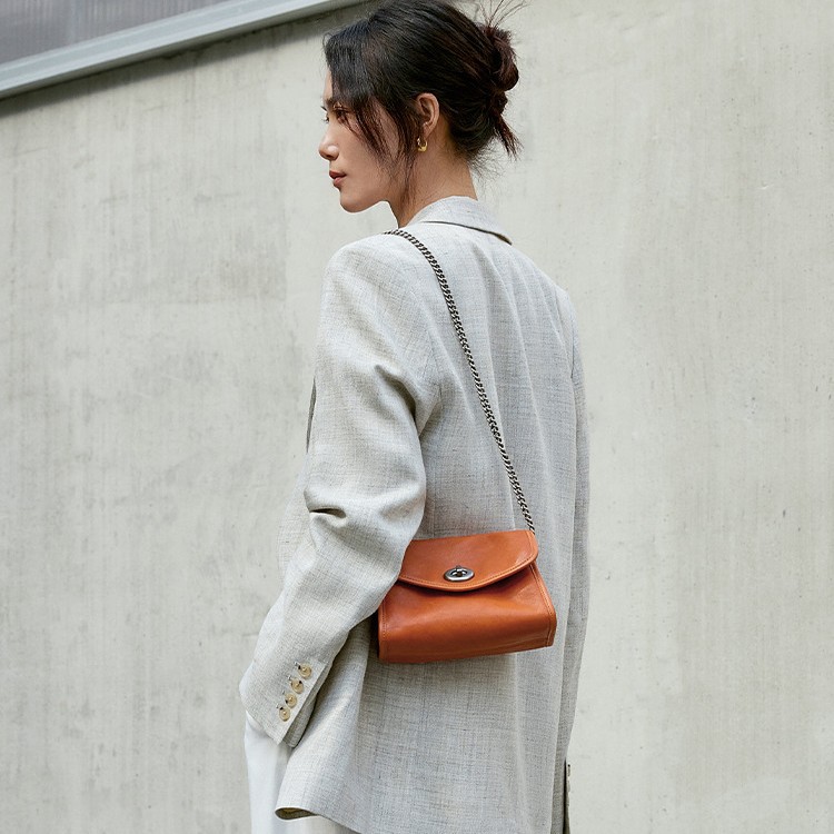 7808a9bf-1203-49ed-81c5-d0f895d1818e Envelope Package Women's Chain Leather Messenger Bag - View 4