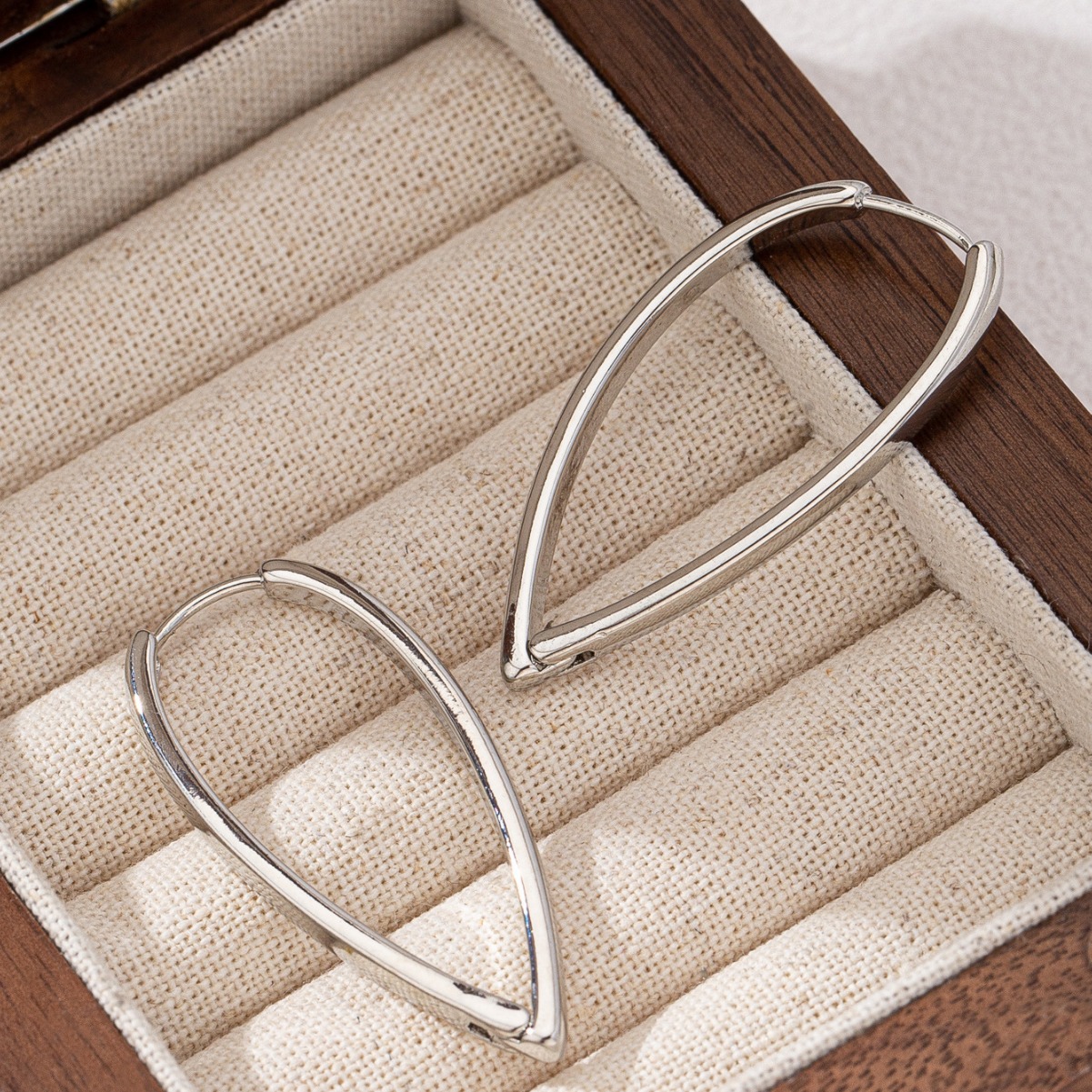 8041c37b-8c89-45ac-99fe-8cbab6b7e7bd womens minimalist stylish - View 3