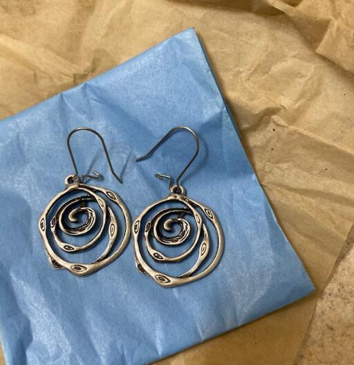 840a53de-5fa6-4467-bdef-c55e34890aeb earrings - View 3