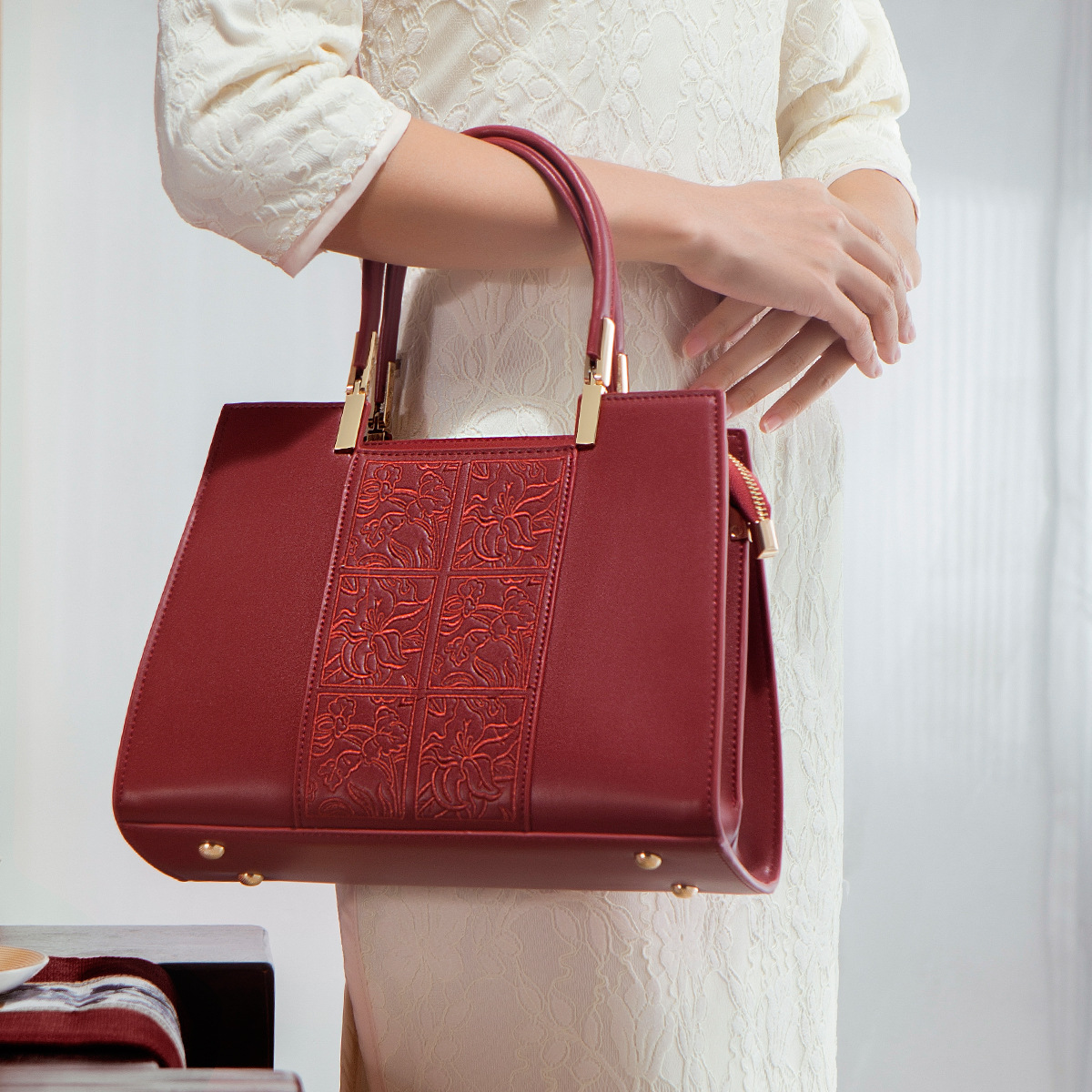 86415235-fa58-42a6-a648-b30ba8f4fe06 The Perfect Fashion Choice For Sophisticated Women A High-end Red Handbag - View 2