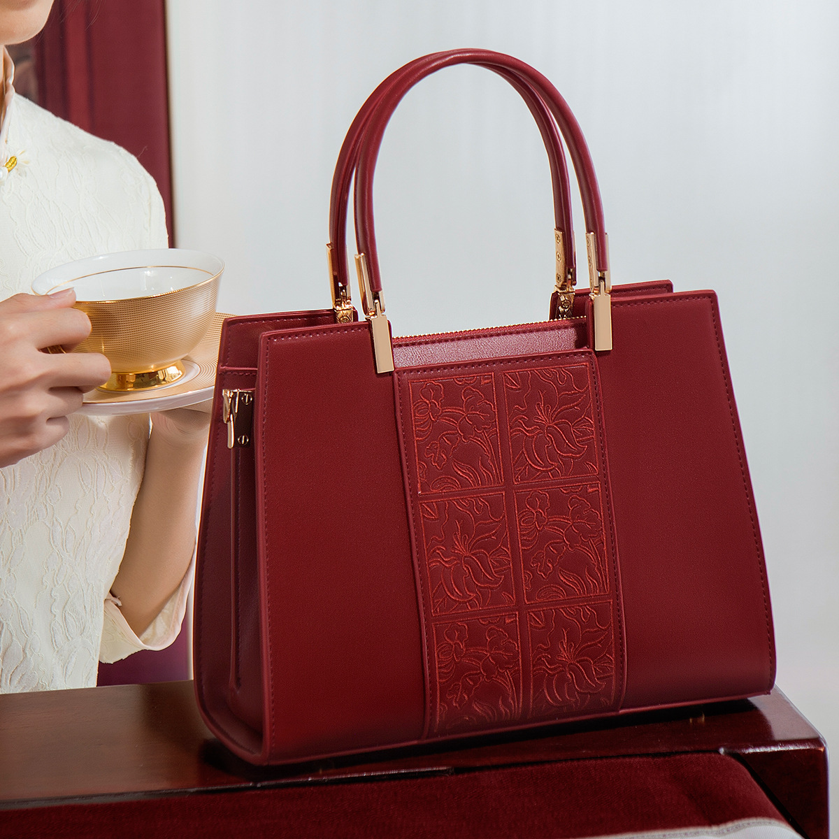 8f0ccedb-3515-4caa-8c5f-f8887bea4a44 The Perfect Fashion Choice For Sophisticated Women A High-end Red Handbag - View 3