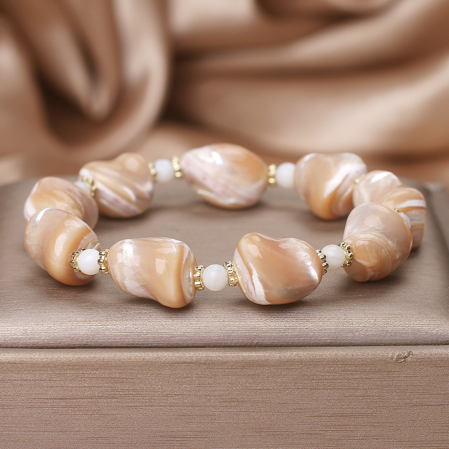 9218c742-f9fc-4774-a347-5a0ced85057a Women's Natural Freshwater Special-shaped Gold Silk Shell Bracelet - View 1