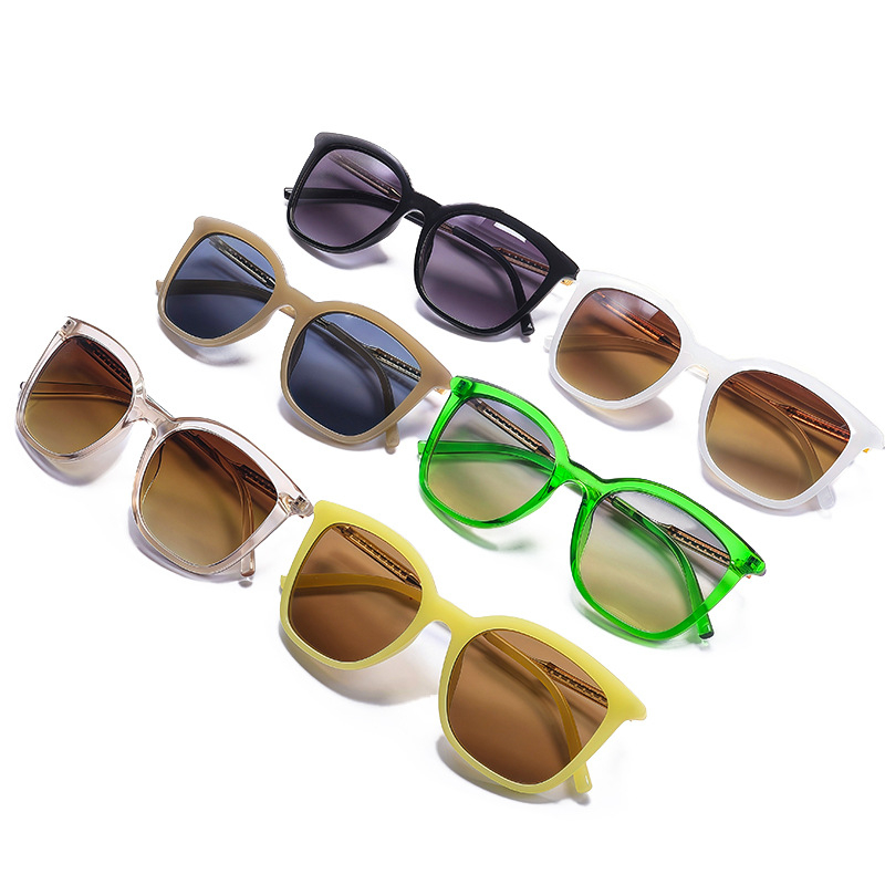 a72e8a8c-e747-4e68-9281-7b98298cd1a9 Womens Retro-Style Fashionable Metal Hollow-Out Sunglasses - View 4