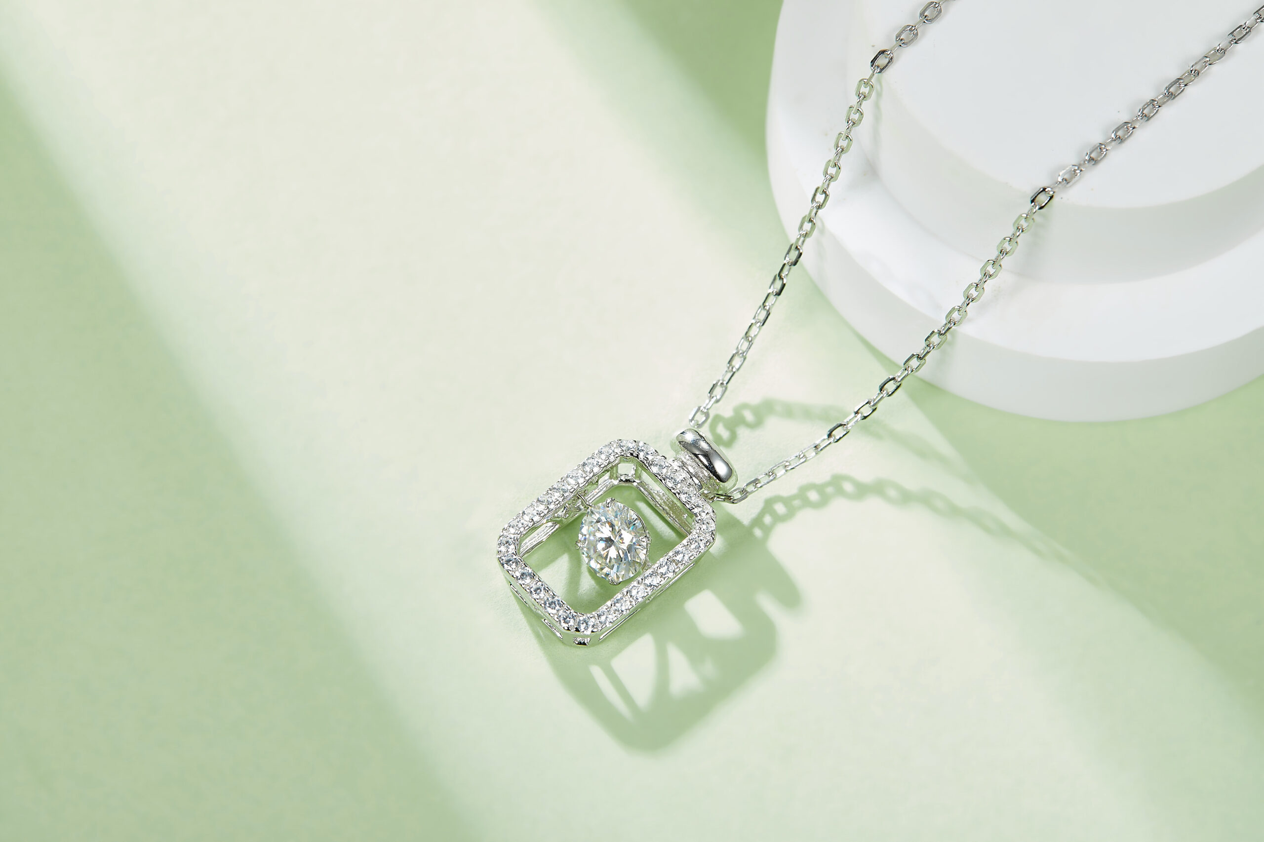 b186caa9-f440-4ecd-9094-8b3091475132.jpg Set With Top-quality Moissanite, This Luxurious And Fashionable Light Luxury Trend Jewelry Necklace Pendant Is Made Of S925 Silver Electroplated With Platinum