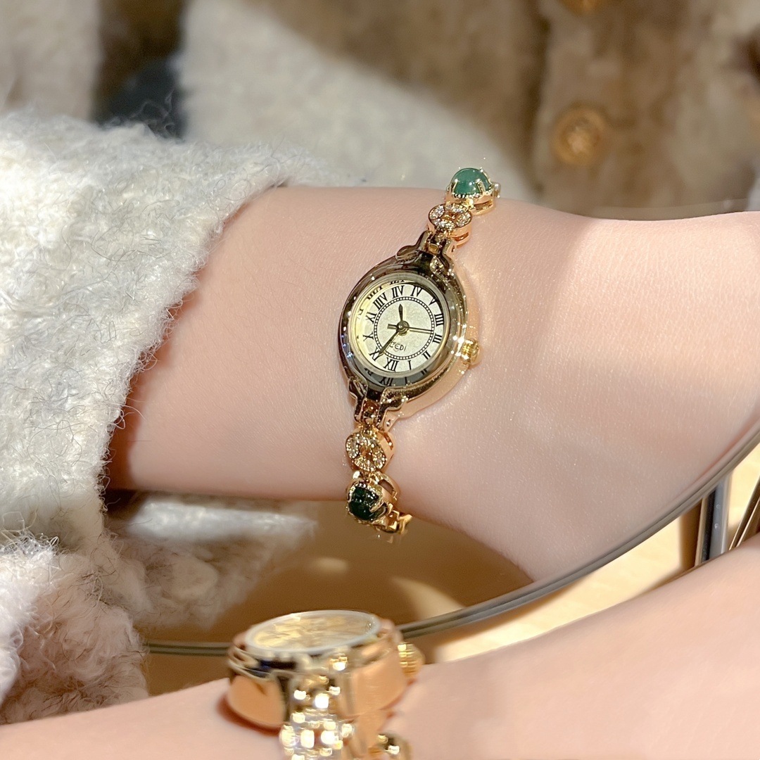 c90bd9b8-9962-4c41-bbfa-28ebab729ed5 gold watch - View 1