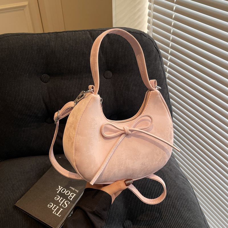 ca21b35e-318e-4057-b9db-7812dcc0d8e4 Design-forward Underarmshoulder Bag - View 1