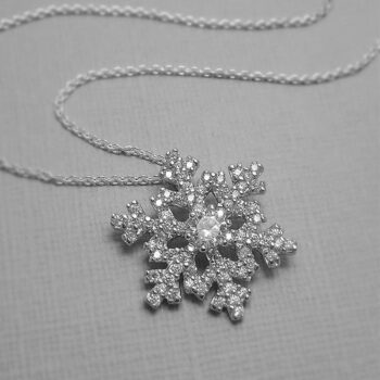 Lightweight Zircon Snowflake Pendant Necklace For Women - View 2