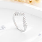 zircon ring - Simple V-shaped Zircon-studded Ring