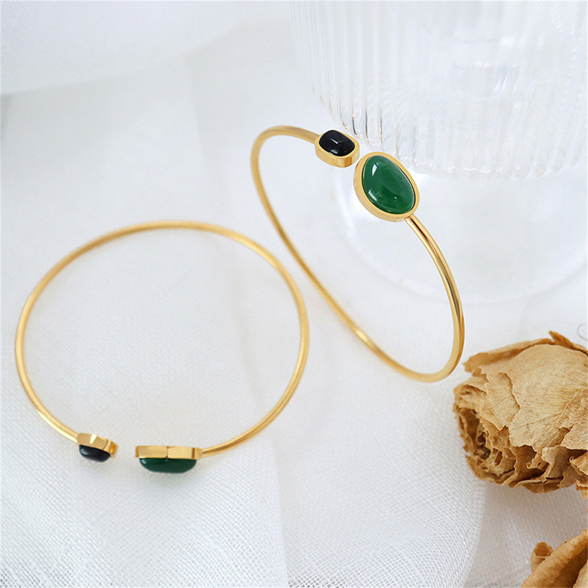 eb096d67-23cd-44ac-9a84-d968accf92b2 Simple Gold Alloy Inlaid Green Irregular Resin Open-end Bangle Bracelet - View 3